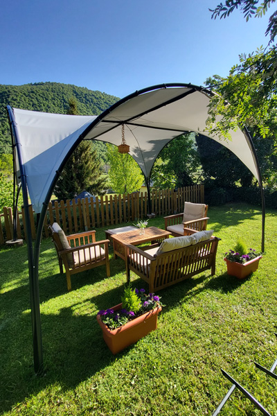 Mesa jardín con pérgola